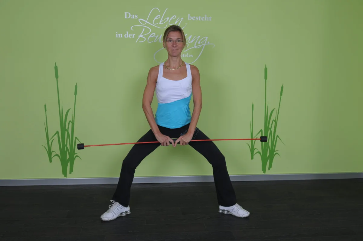 Katja Jeworrek trainiert mit dem Flexibar in ihrem Trainingsraum