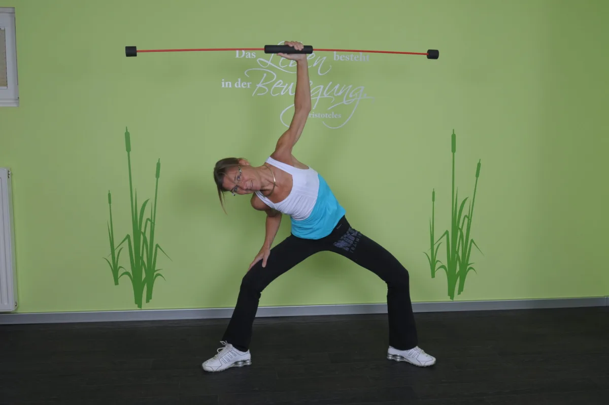 Katja Jeworrek zeigt eine seitliche Dehnübung mit dem Flexibar